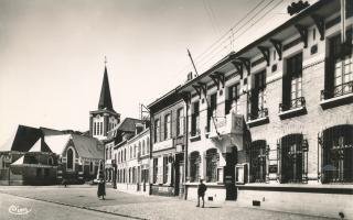 la mairie &amp; l&#039;église au fond